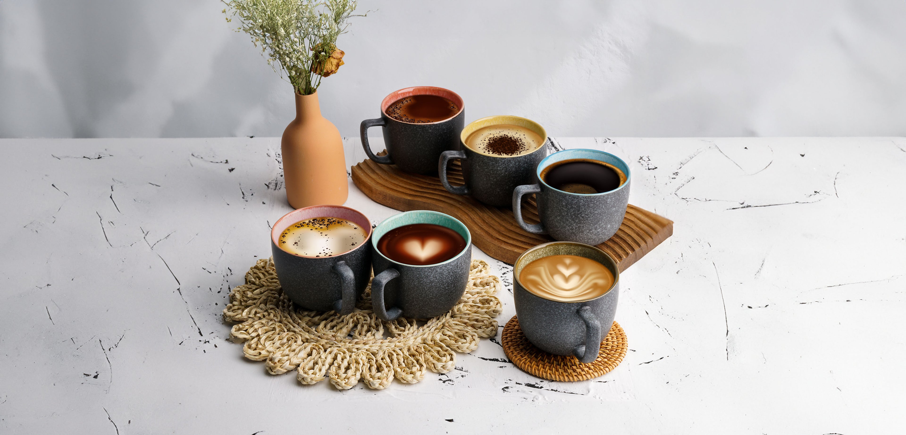 MIAMIO Kaffeetassen Set aus Steingut mit Kaffee befüllt in schöner Szenerie