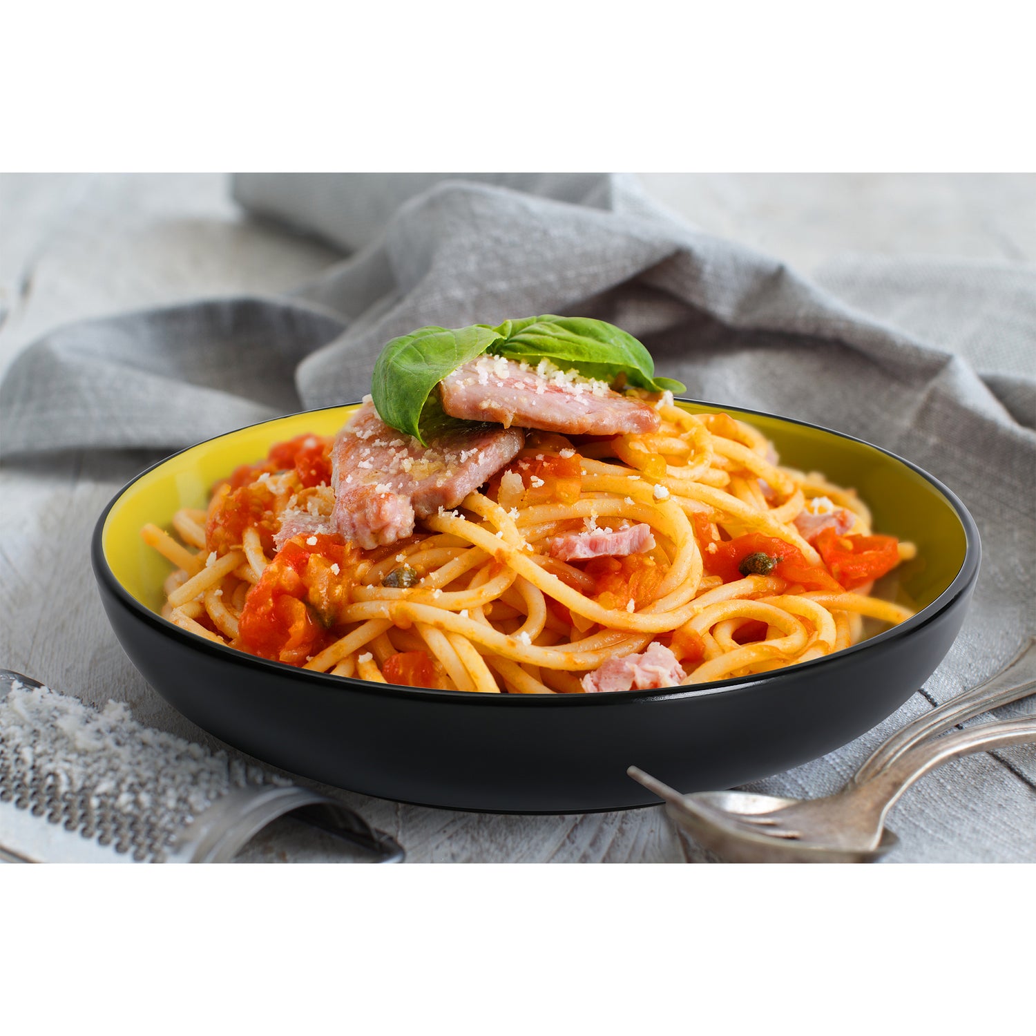 Angerichtete Pasta auf einem tiefen Teller von MIAMIO Le Papillon Kollektion auf einem Holztisch mit Tuch