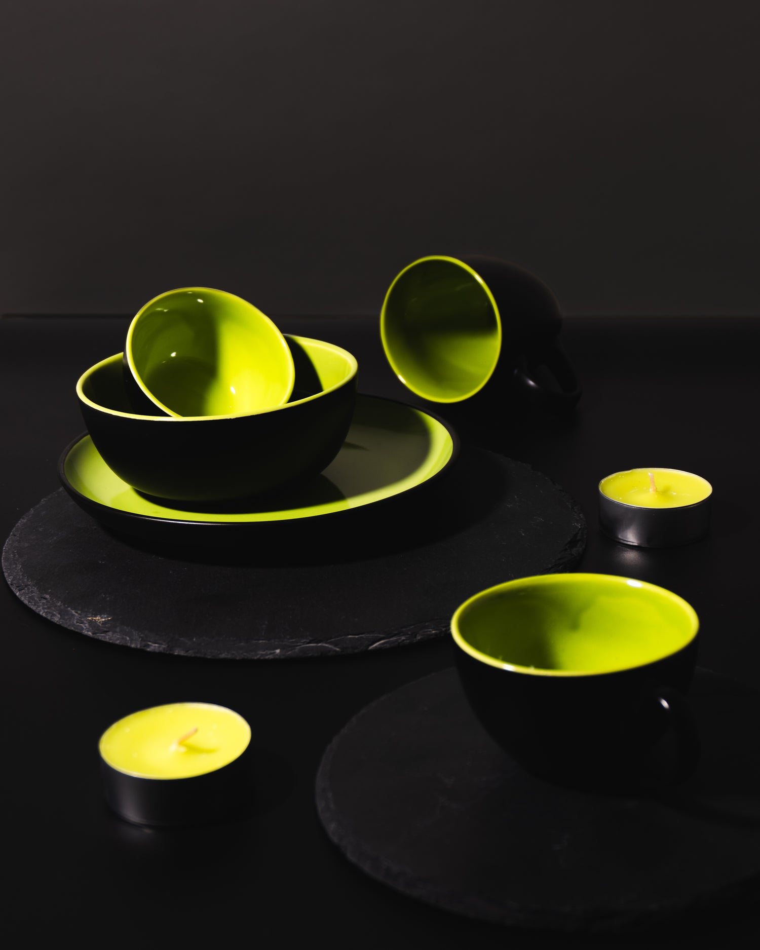 Geschirrset mit grünen Elementen in dunkler Atmosphäre von MIAMIO Le Papillon Kollektion