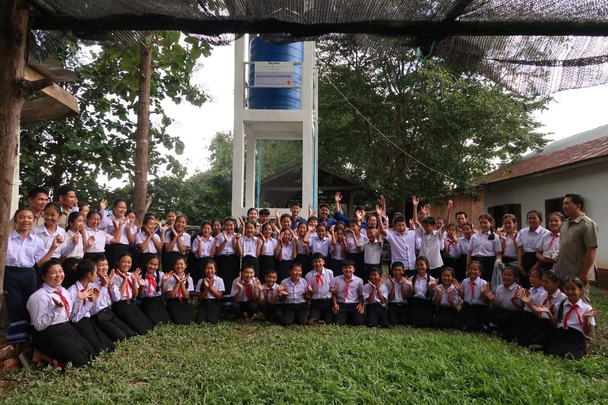 Schülerinnen und Schüler der Xieng Hone Secondary School in Laos vor dem neuen Wasserturm