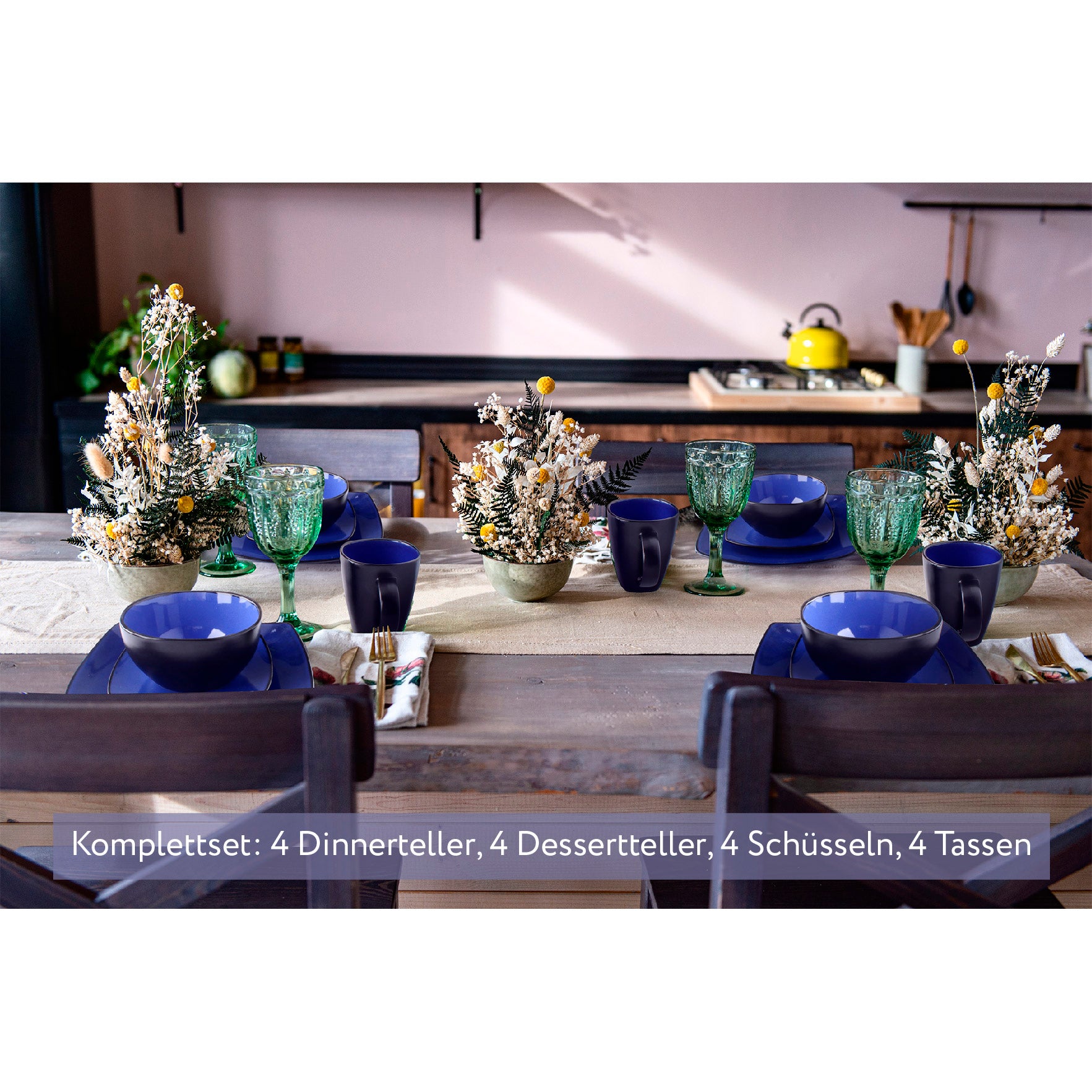 Schön gedeckter Tisch mit Blumen und blauem Geschirrset von MIAMIO mit 4 Dinnerteller, 4 Dessertteller, 4 Schüsseln und 4 Tassen