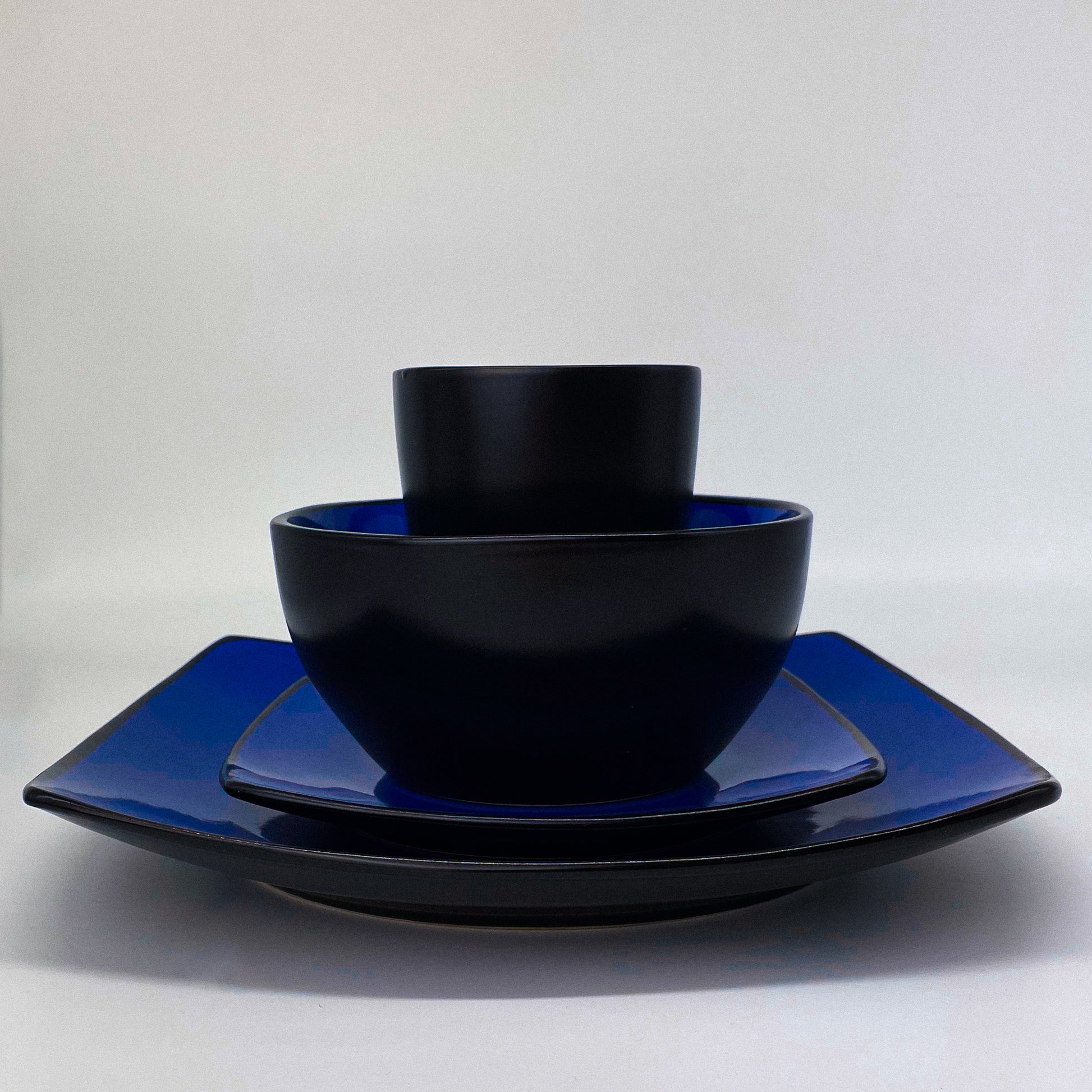 Geschirrset mit großem und kleinen Teller, Schüssel und Tasse in Blau von MIAMIO Marsili Kollektion
