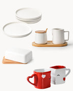 Verliebtes Frühstück zu Zweit mit Küsschen