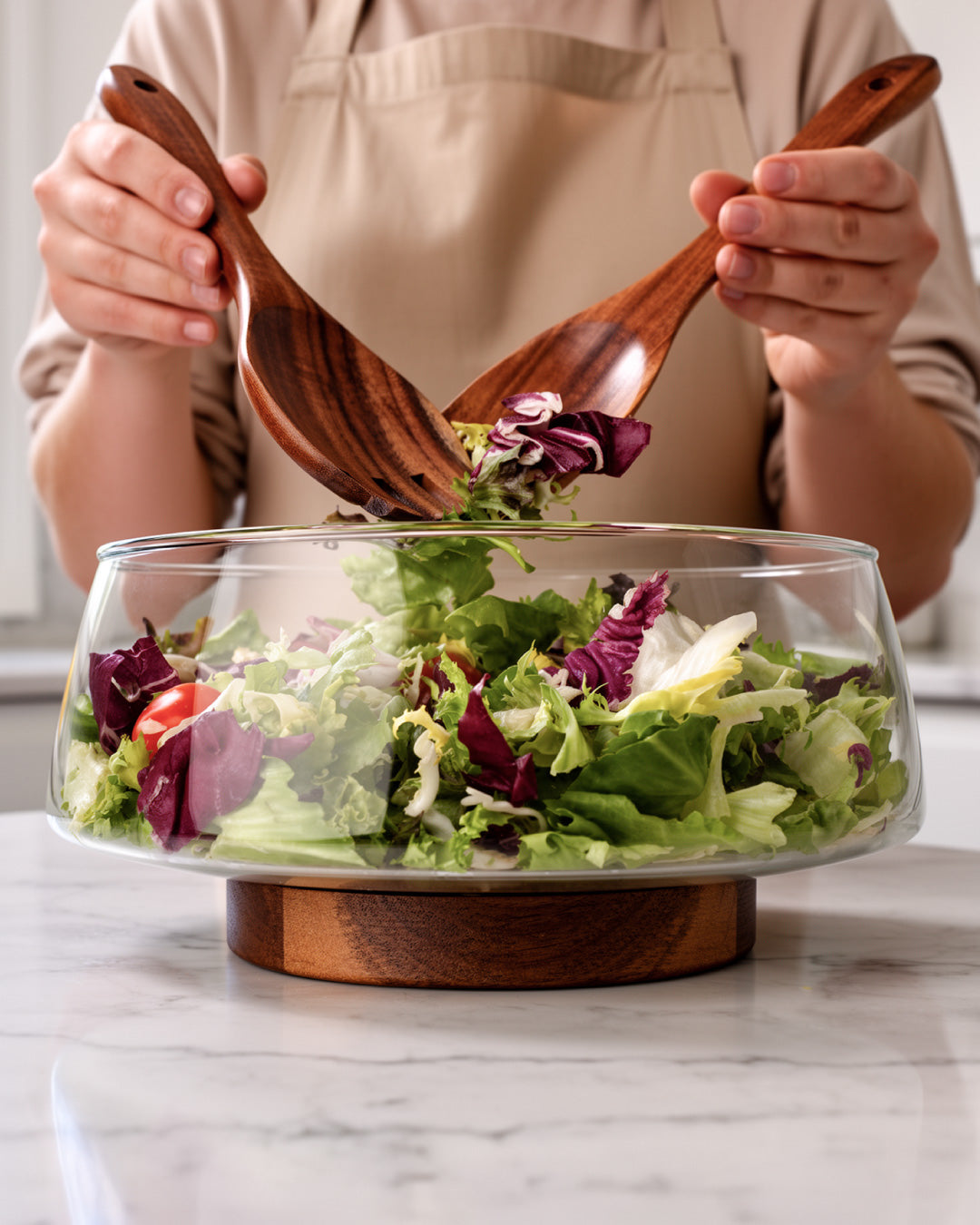 Große Salatschüssel aus Glas mit Salatbesteck & Holzständer