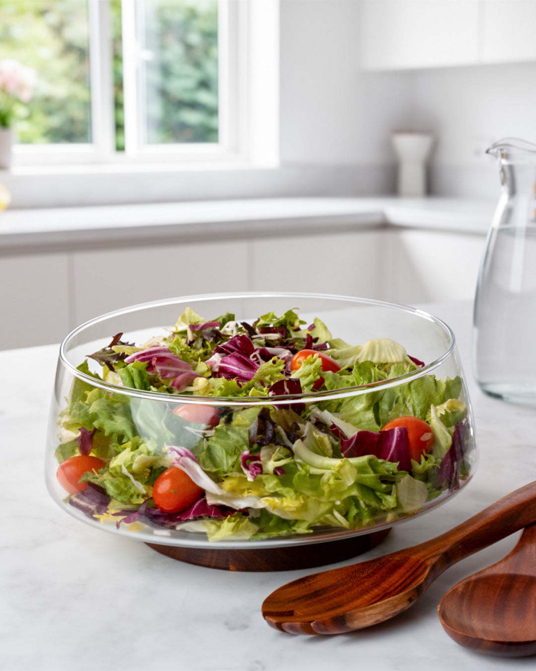 Große Salatschüssel aus Glas mit Salatbesteck & Holzständer