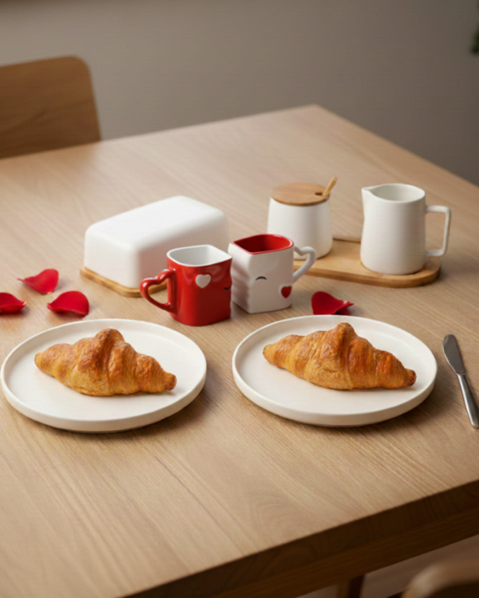 Verliebtes Frühstück zu Zweit mit Küsschen