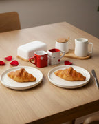 Verliebtes Frühstück zu Zweit mit Küsschen