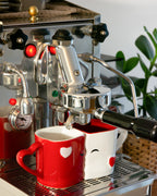 Verliebtes Frühstück zu Zweit mit Küsschen