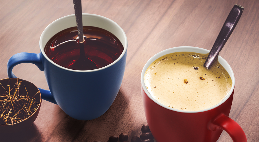 Zwei befüllte Tassen von MIAMIO Le Papillon Kollektion mit Tee und Kaffee
